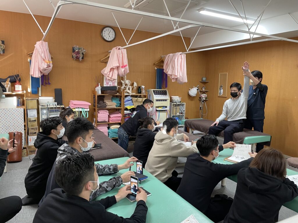 おるきの整体が主催する講習会で、複数の治療家が実技指導を受けている様子。IRT療法の教育現場として、代替医療の発展と信頼できる技術指導を象徴する一枚。