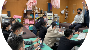 治療家向けの講演会で、自律神経と関節評価について講義を行う様子。第三者から依頼される講演実績が信頼の裏付けとなっている。