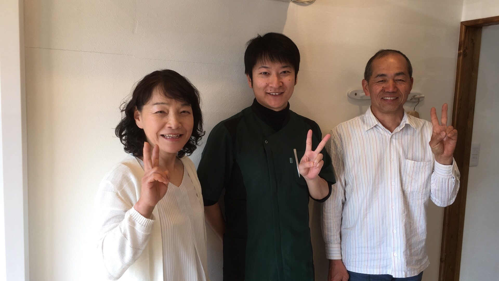 頚椎症による手のしびれ改善のために熊本から来院した女性患者さんと半月板損傷の治療を受けたご主人。正確な評価と丁寧な対応が距離を超える信頼の理由。